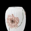 Best Hammershøi Poppy Vase H21 hvid m. deko | Køb her Vaser & Urtepotteskjulere