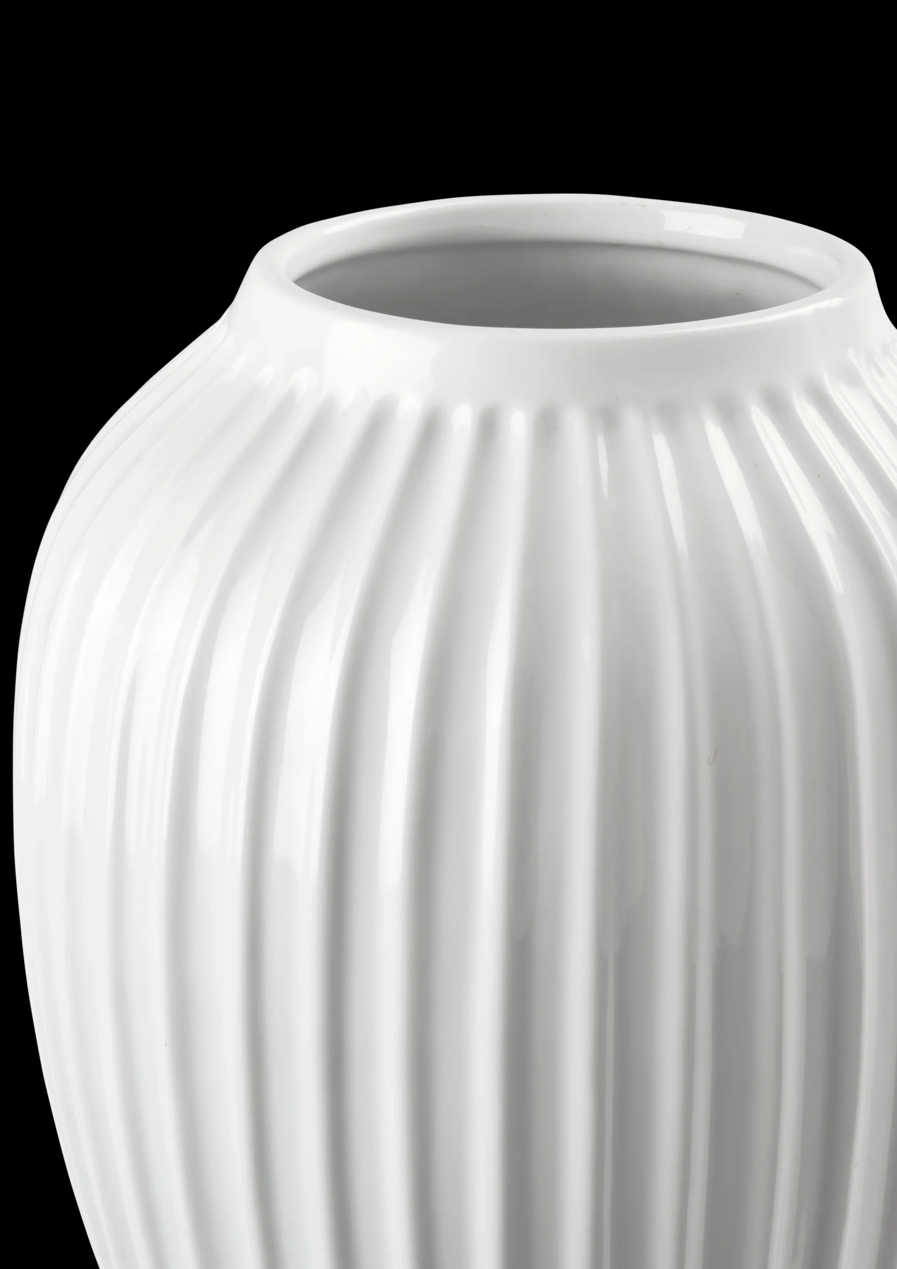 New Hammershøi Vase H25.5 hvid (15385) | Køb her Vaser & Urtepotteskjulere