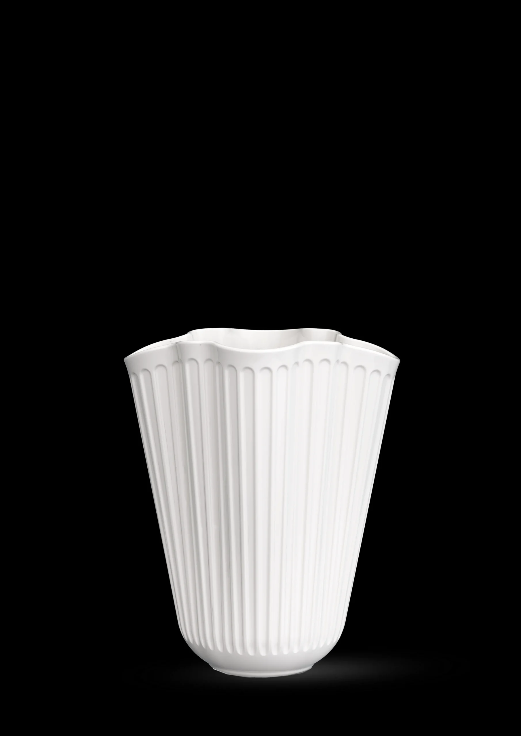 Online Unfold Vase H16.5 cm i hvid fra serien Hammershøi Nyheder|Vaser & Urtepotteskjulere