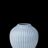 New Vase H13 cm i blå fra serien Hammershøi | Køb her Vaser & Urtepotteskjulere