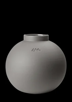 Sale Vase H20 cm i grå fra serien Globo | Køb her Vaser & Urtepotteskjulere