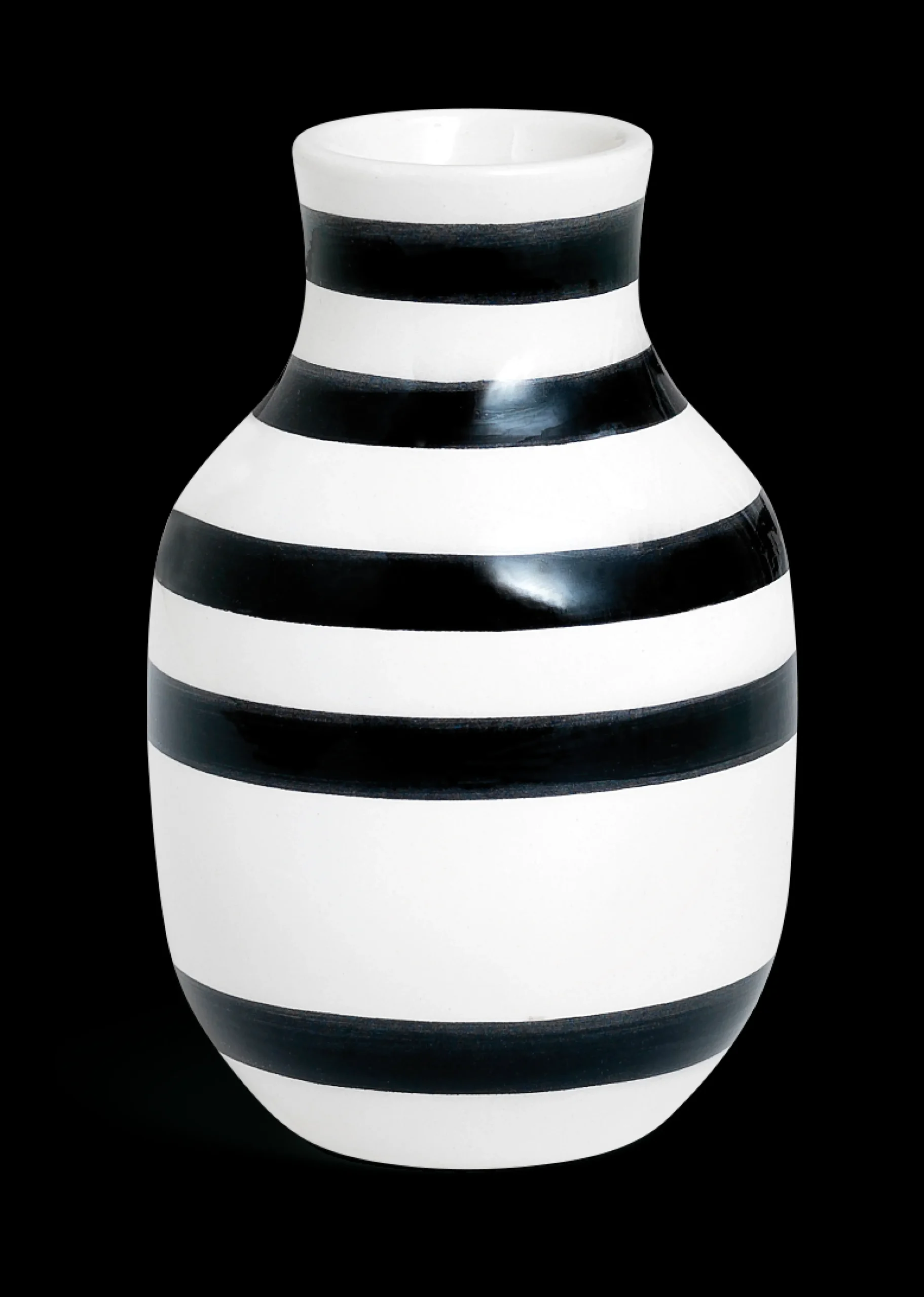 Sale Vase H12.5 cm i sort fra serien Omaggio | Køb her Vaser & Urtepotteskjulere