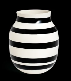 Clearance Vase H20 cm i sort fra serien Omaggio | Køb her Vaser & Urtepotteskjulere