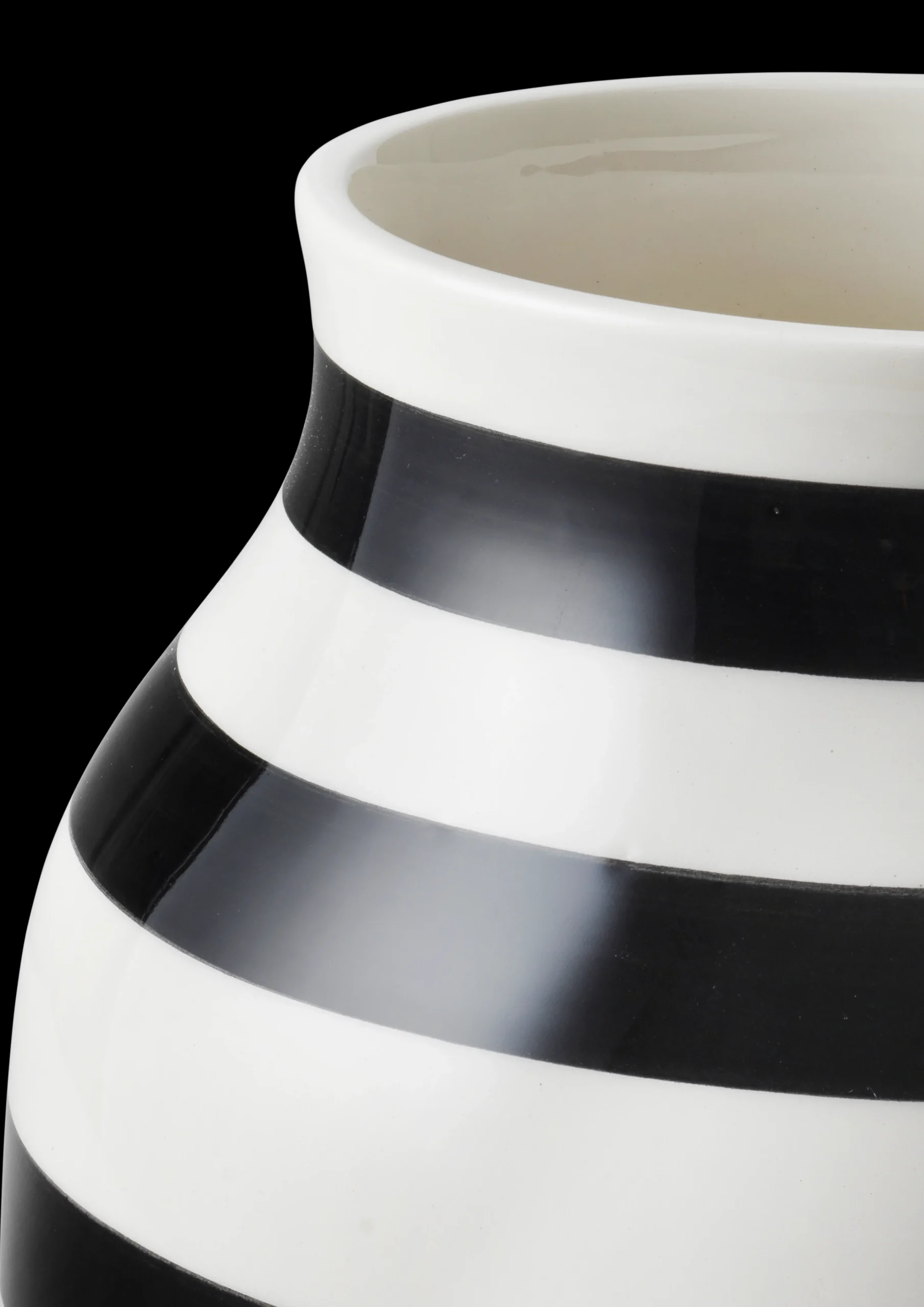 Clearance Vase H20 cm i sort fra serien Omaggio | Køb her Vaser & Urtepotteskjulere