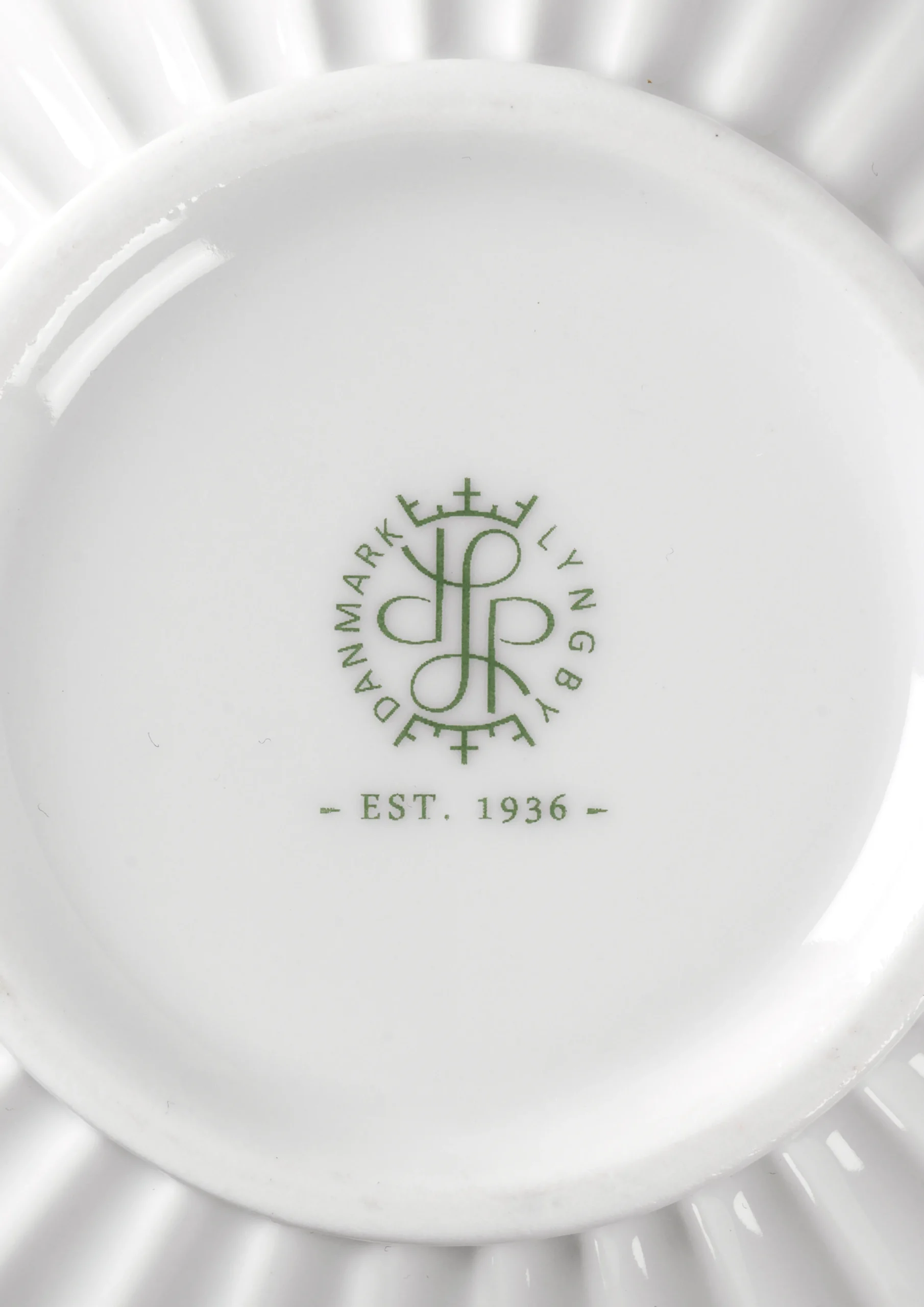 Online Lyngby Tura Vase H18 hvid porcelæn | Køb her Vaser & Urtepotteskjulere