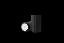 Online Lyngby Vase H38 sort porcelæn | Køb her Vaser & Urtepotteskjulere