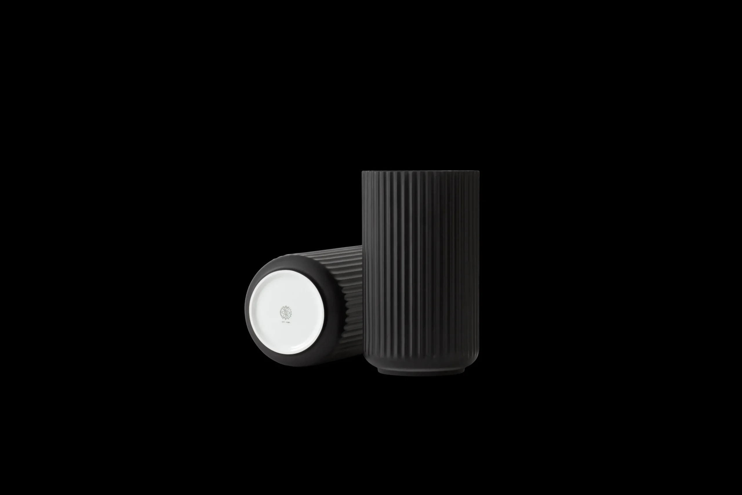 Online Lyngby Vase H38 sort porcelæn | Køb her Vaser & Urtepotteskjulere